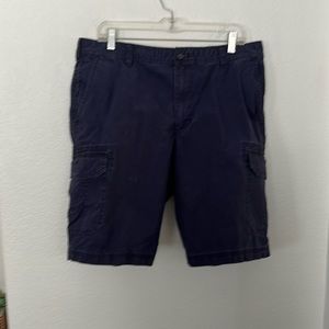 IZOD CARGO SHORTS DK NAVY BLUE ALMOST BLACK LENGTH FROM TOP IS 21in WAIST IS 36